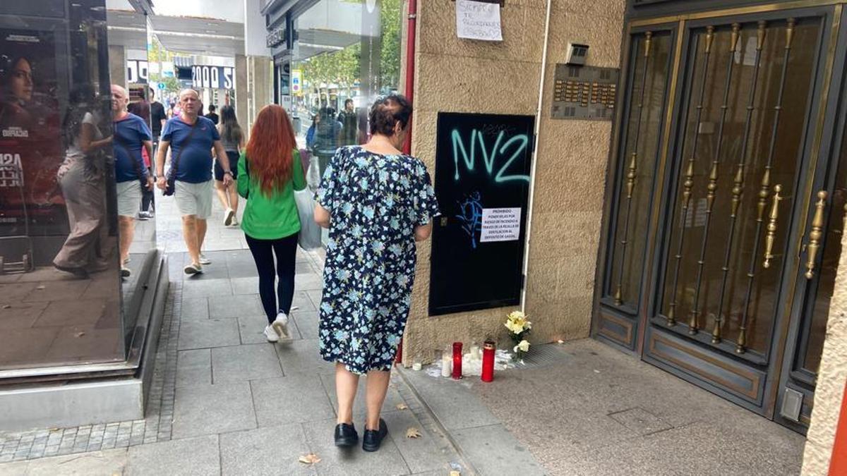 Una mujer se detiene a ver el improvisado altar en homenaje a Esteban / DLF