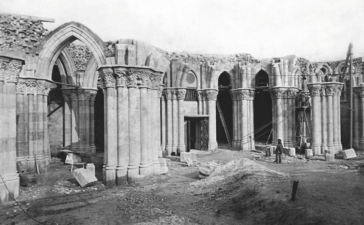 La construcción de la cripta de la Sagrada Família, a finales del siglo XIX.