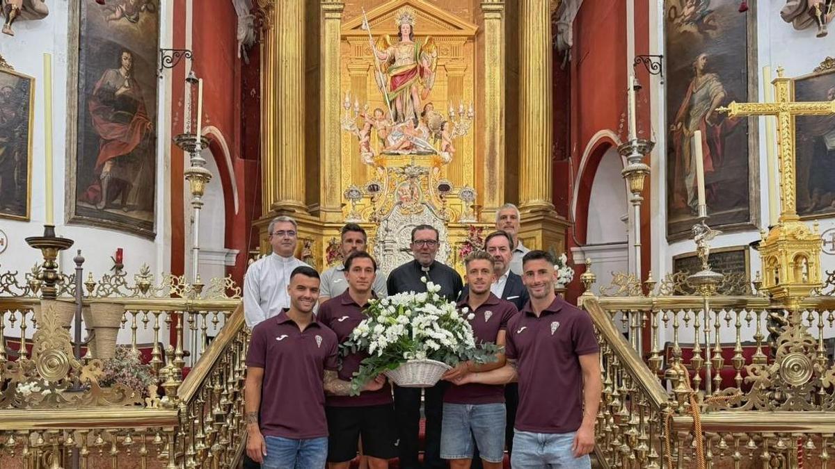 Ofrenda floral del Córdoba CF en la Iglesia del Juramento.