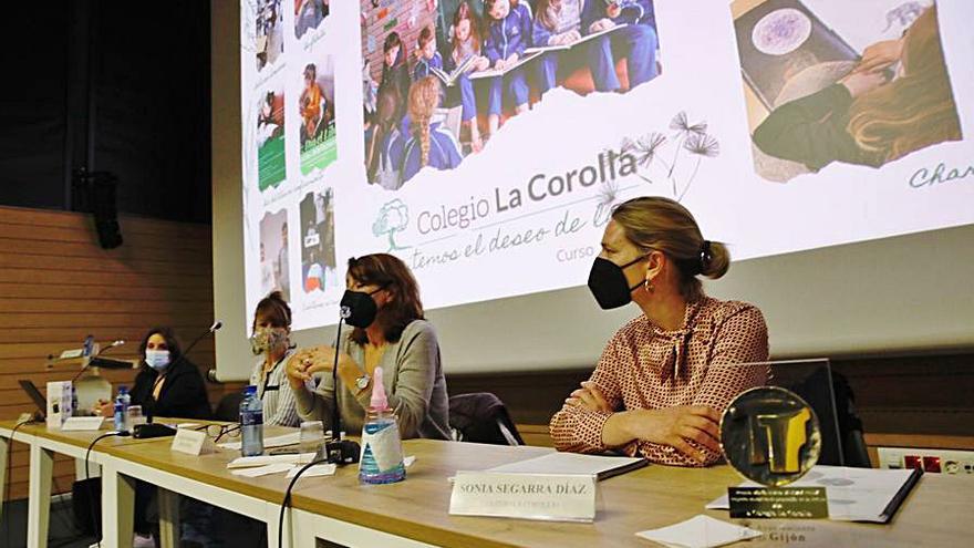 Por la izquierda, Mar Friera, Natalia Cueto, Patricia Menéndez y Sonia Segarra, en la Escuela de Comercio. 