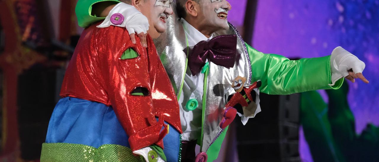 Tito Rosales, exdirector de Los Chancletas, durante un momento de la actuació de la murga en la primera fase del concurso en el Carnaval de Las Palmas.