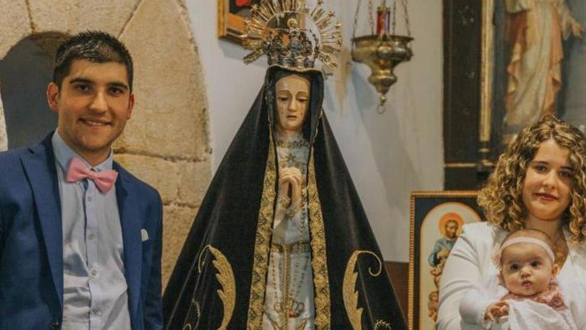 Marcos Sesnández y Eva Calvo (en brazos la hija de ambos), próxima pareja que se casará en el santuario de La Salud, en Alcañices.