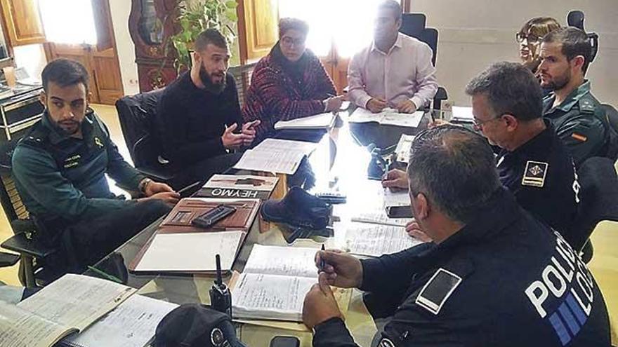 Virgilio Moreno dirigiendo ayer la reunión de coordinación de la seguridad durante el Dijous Bo.