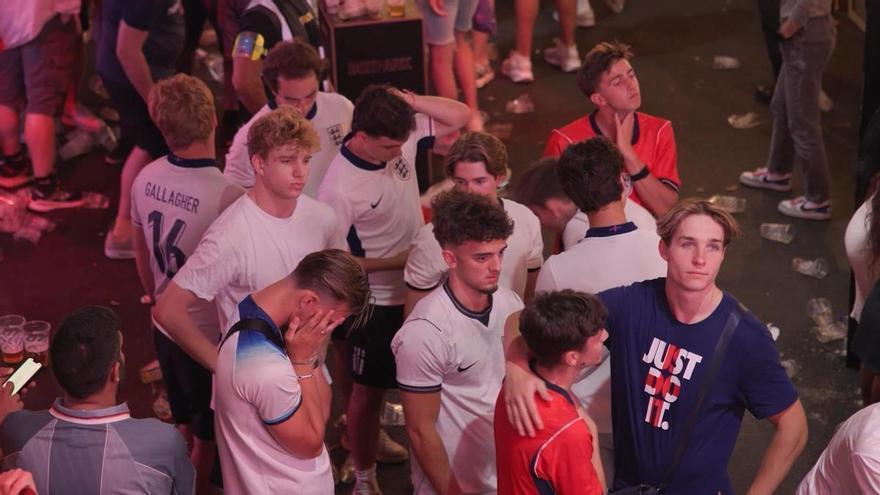 La afición inglesa, indignada: "Sacamos el autobús con 30' por jugar"