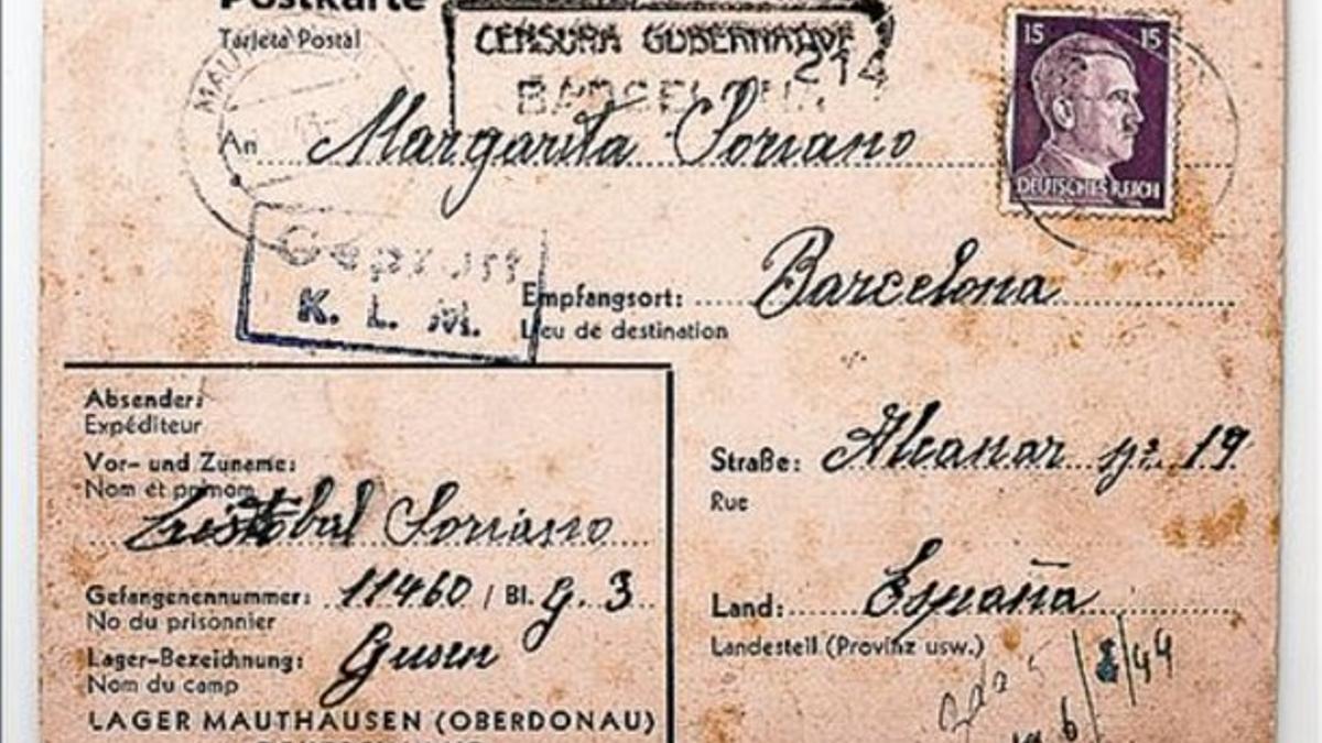 Cristóbal Soriano muestra el retal con su número de prisionero. Abajo, una postal que mandó a su hermana desde Mauthausen.