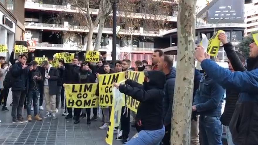 Unos 300 valencianistas acudieron a las oficinas del club para protestar contra la gestión de Meriton