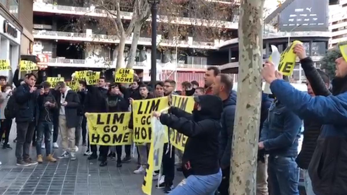 Protesta contra Meriton en las oficinas del Valencia CF