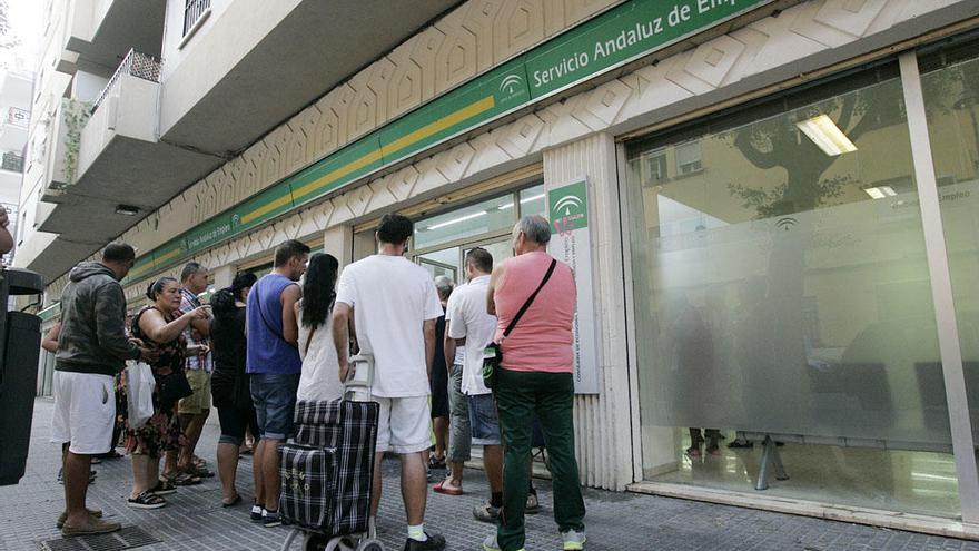 Demandantes de empleo hacen cola ante una oficina en Málaga capital.