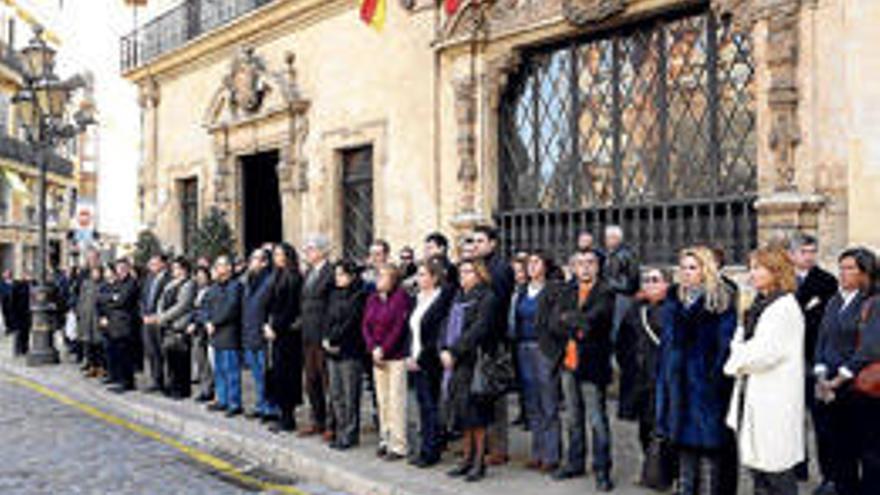 Las autoridades, durante el minuto del silencio.