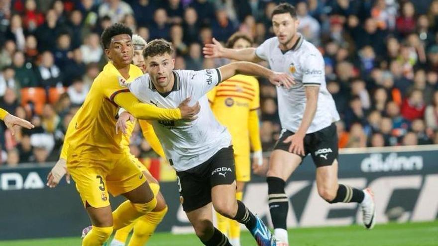 Hugo Duro con Balde en un lance del duelo entre el Valencia y el Barcelona