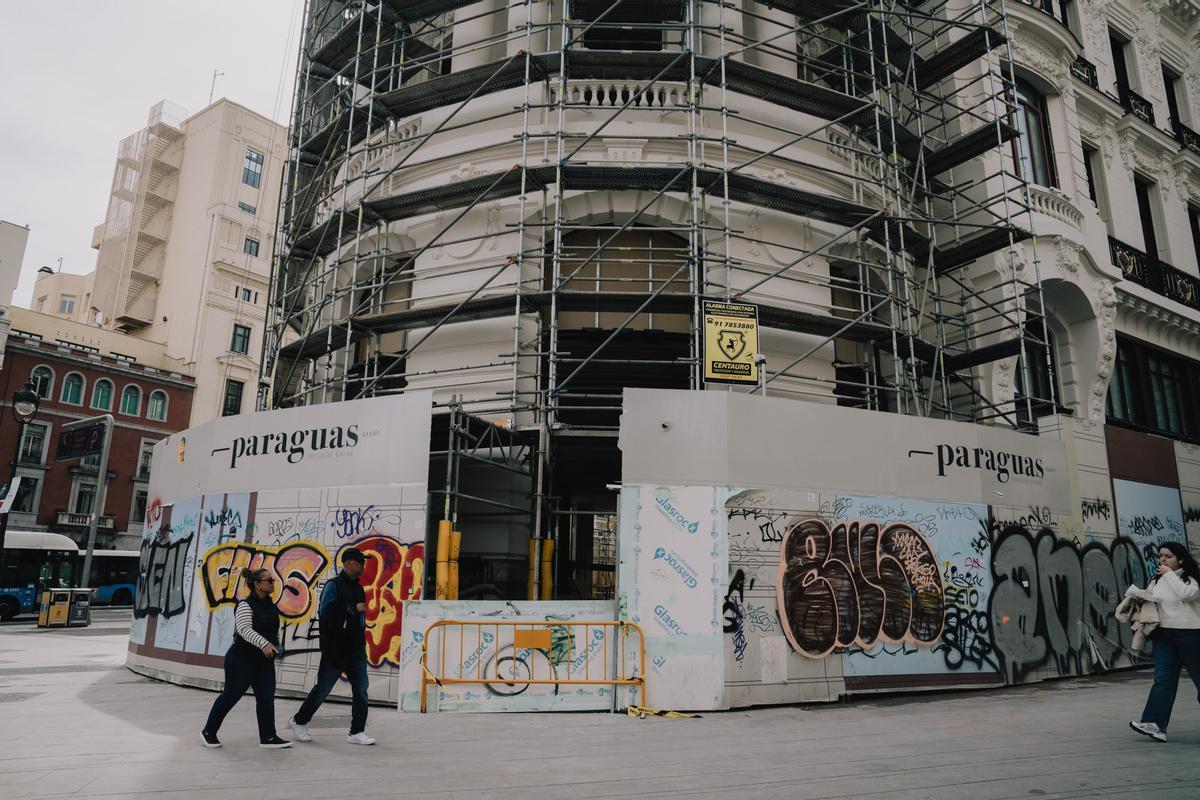 Detalle de los andamios colocados para la rehabilitación del Edificio Metrópolis