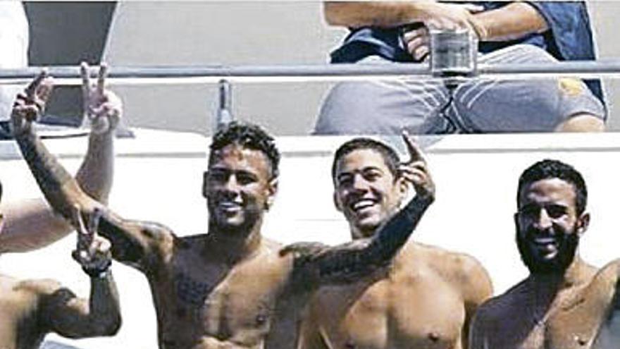 Neymar, con un grupo de amigos en un yate en Saint Tropez.  // FdV