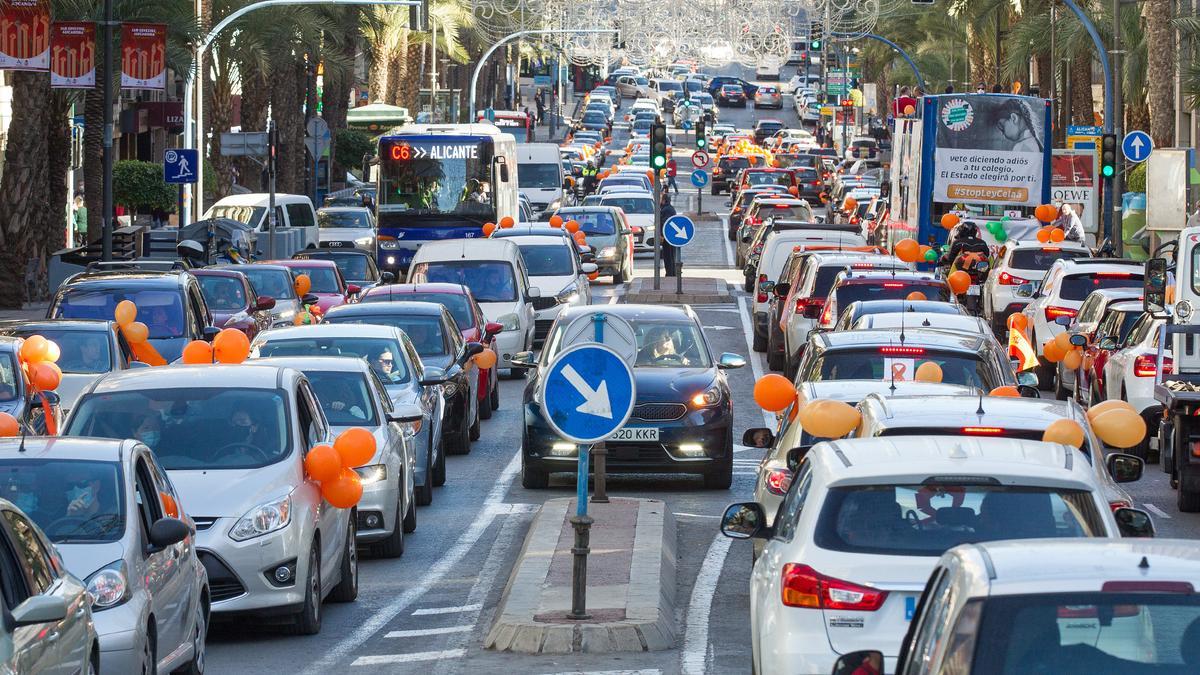 La protesta contra la ley Celaá llena de coches el centro de Alicante