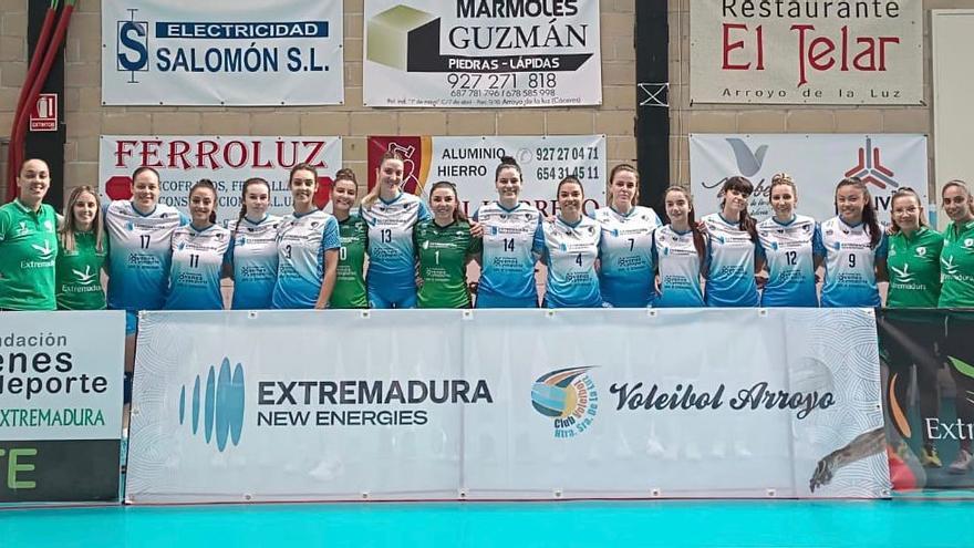 Las jugadoras del Arroyo Voleibol con las dos equipaciones.