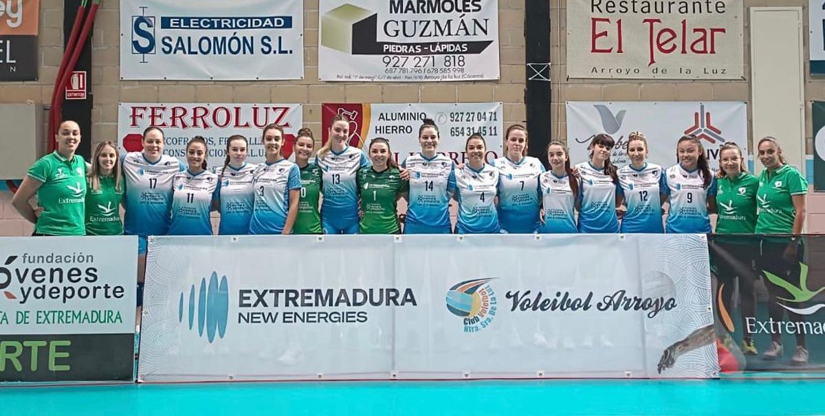 Las jugadoras del Arroyo Voleibol con las dos equipaciones.