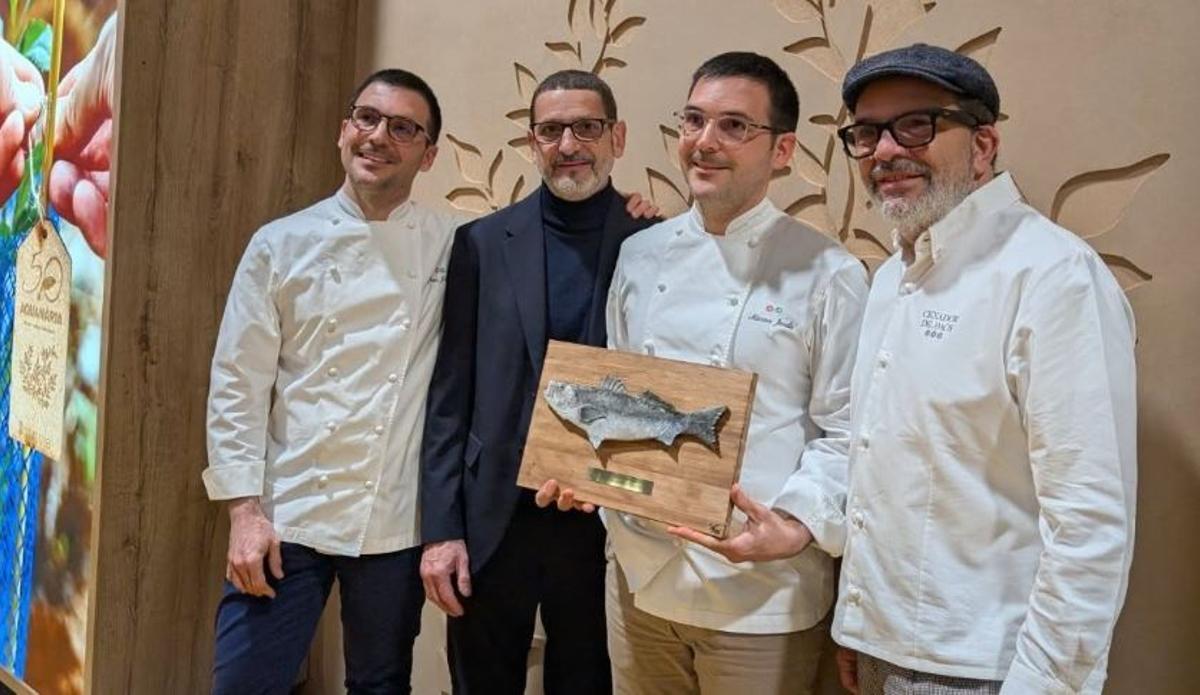 Salvador, Màrius i Joan Jordà recollint el premi