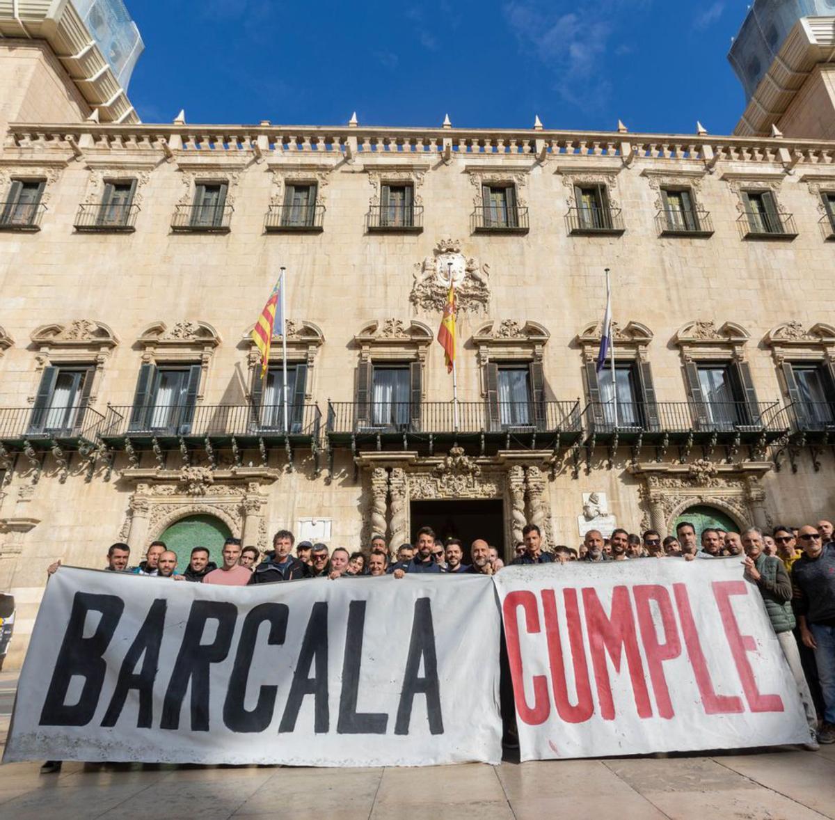 La última protesta contra el alcalde Luis Barcala (PP), este mes de marzo. | JOSE NAVARRO