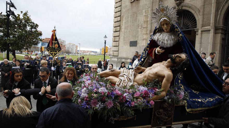 La Piedad inicia el paso de la Semana Santa de Gijón: &quot;Es una tradición&quot;