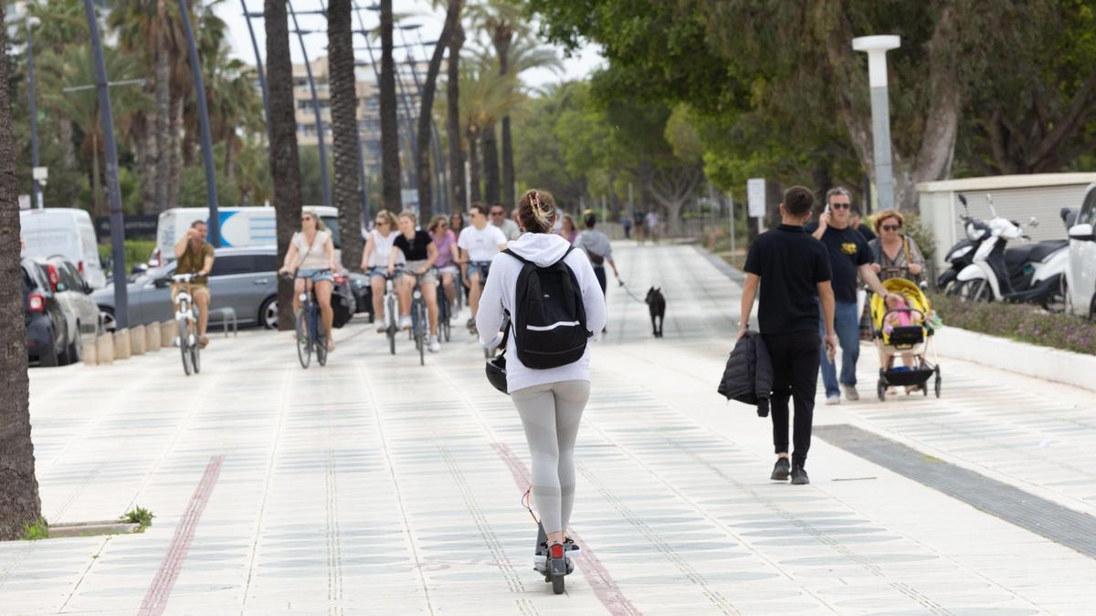 Residentes y turistas pasean en una calle de Ibiza