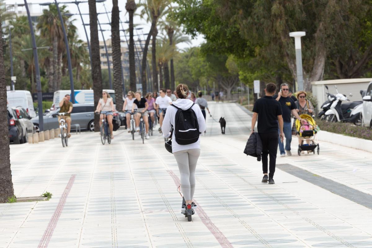 Residentes y turistas pasean en una calle de Ibiza