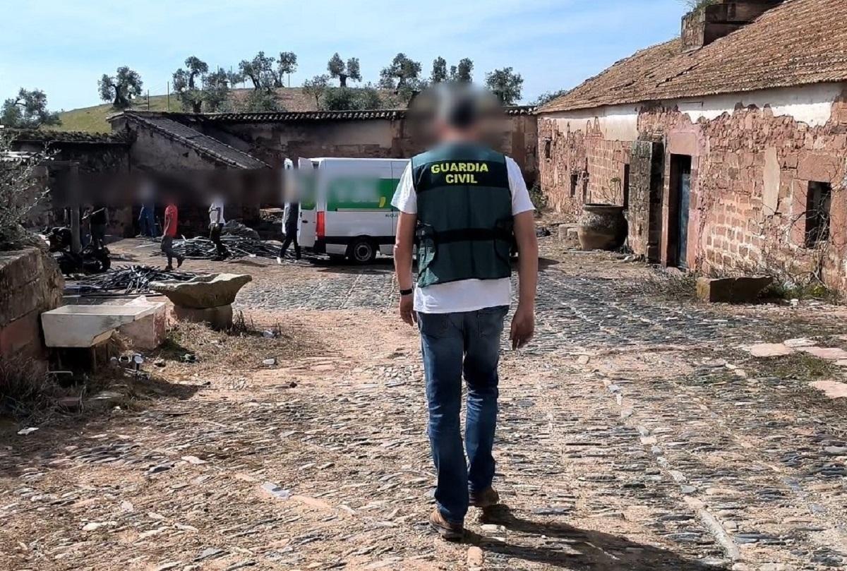 Los guardias civiles, con algunos de los detenidos, en el cortijo de Montoro.