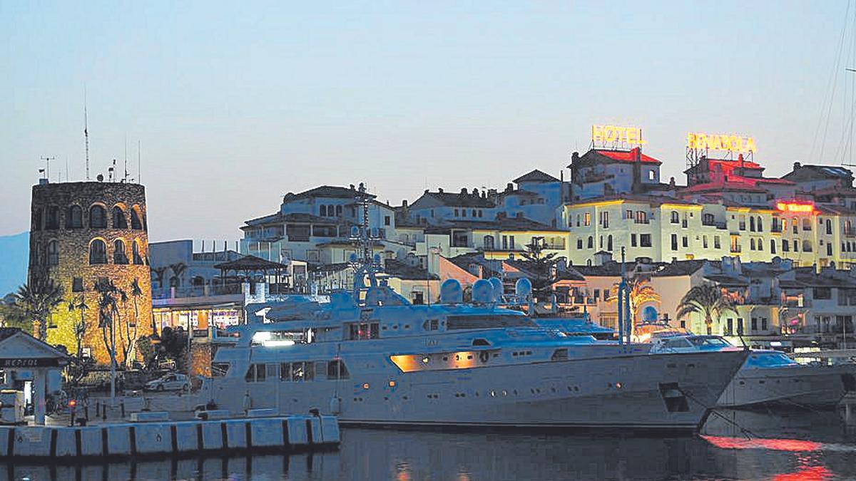 Yates atracados en uno de los muelles de Puerto Banús.