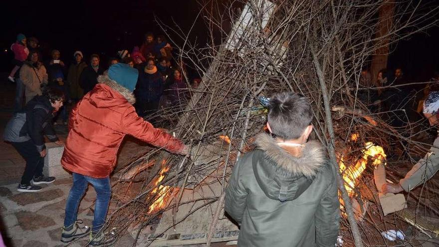 Unos niños prenden fuego a la hoguera de Las Candelas.