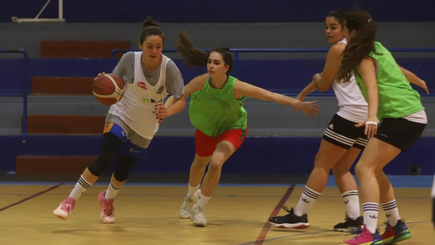 Natalia López controla el balón ante Kikas Barreiros, Nerea Zea y María Castro.