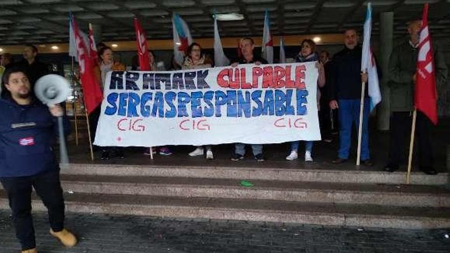 Protesta en el acceso principal al Clínico de personal de su cafetería.