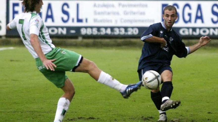 Dani López, ante un jugador del Racing B, en su etapa en el Marino.