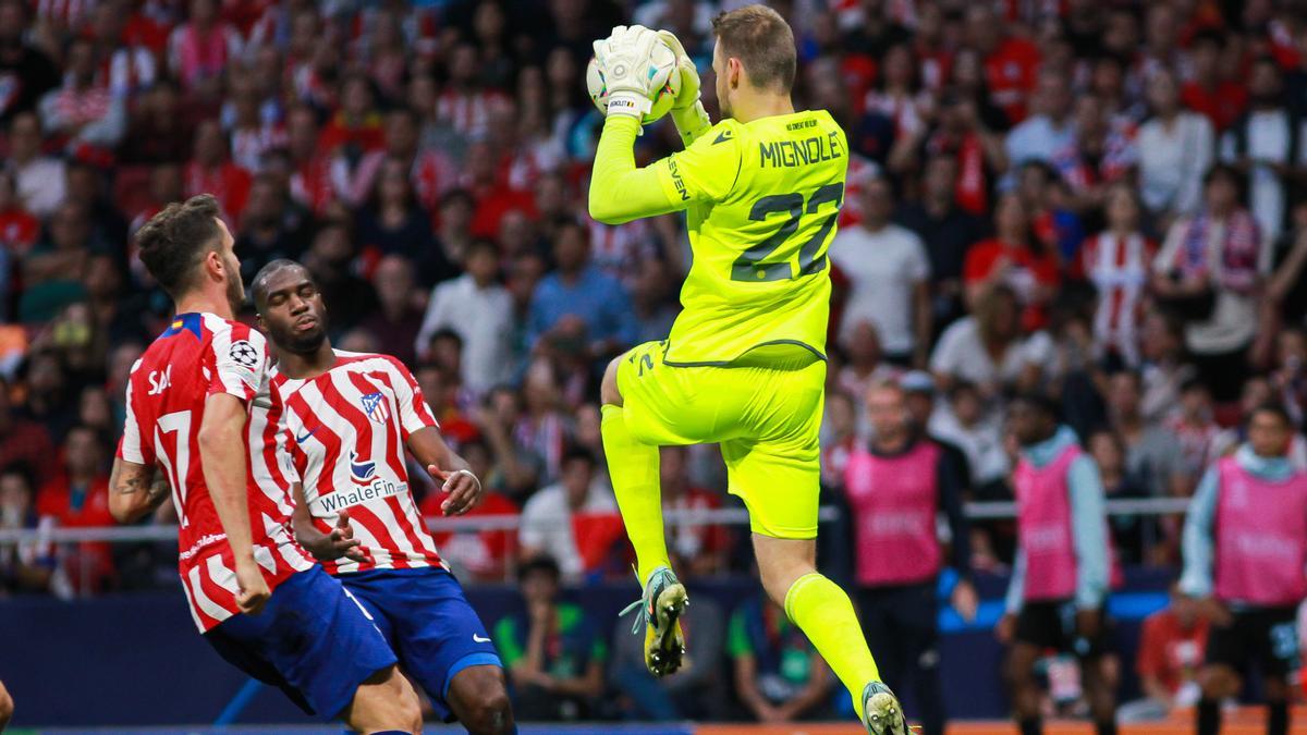 El meta del Brujas, Mignolet, frusta una de las ocasiones del Atlético.