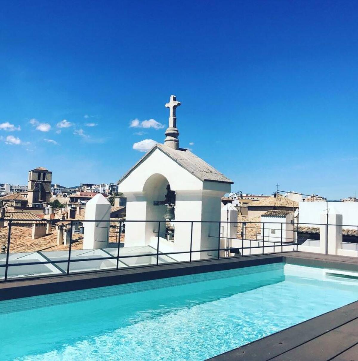Glockengiebel im Hotel Rosetó, einem früheren Konvent.