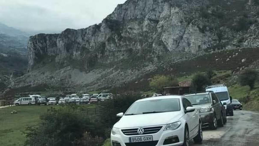 El acceso al aparcamiento de La Tiese, en los lagos de Covadonga, ayer, colapsado.