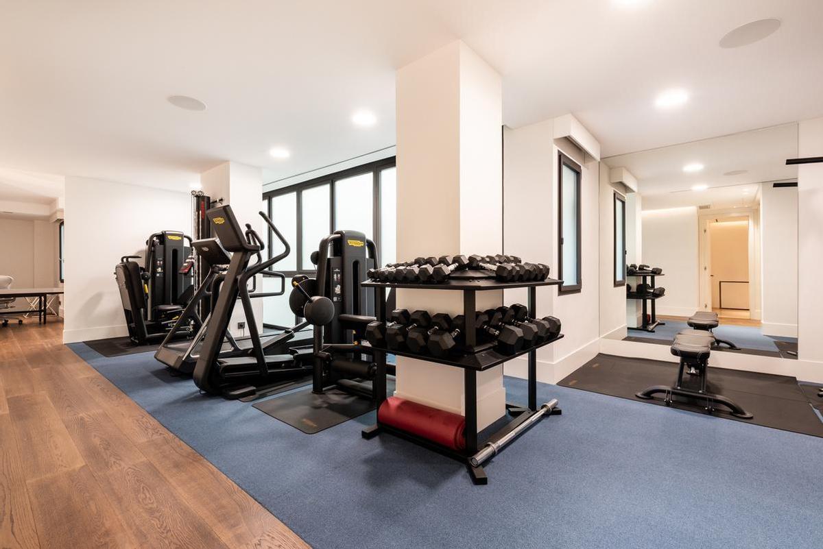 El gimnasio, perfectamente equipado con sofisticada maquinaria de última generación y con un diseño contemporáneo y de líneas puras, cuenta con su propio aseo.