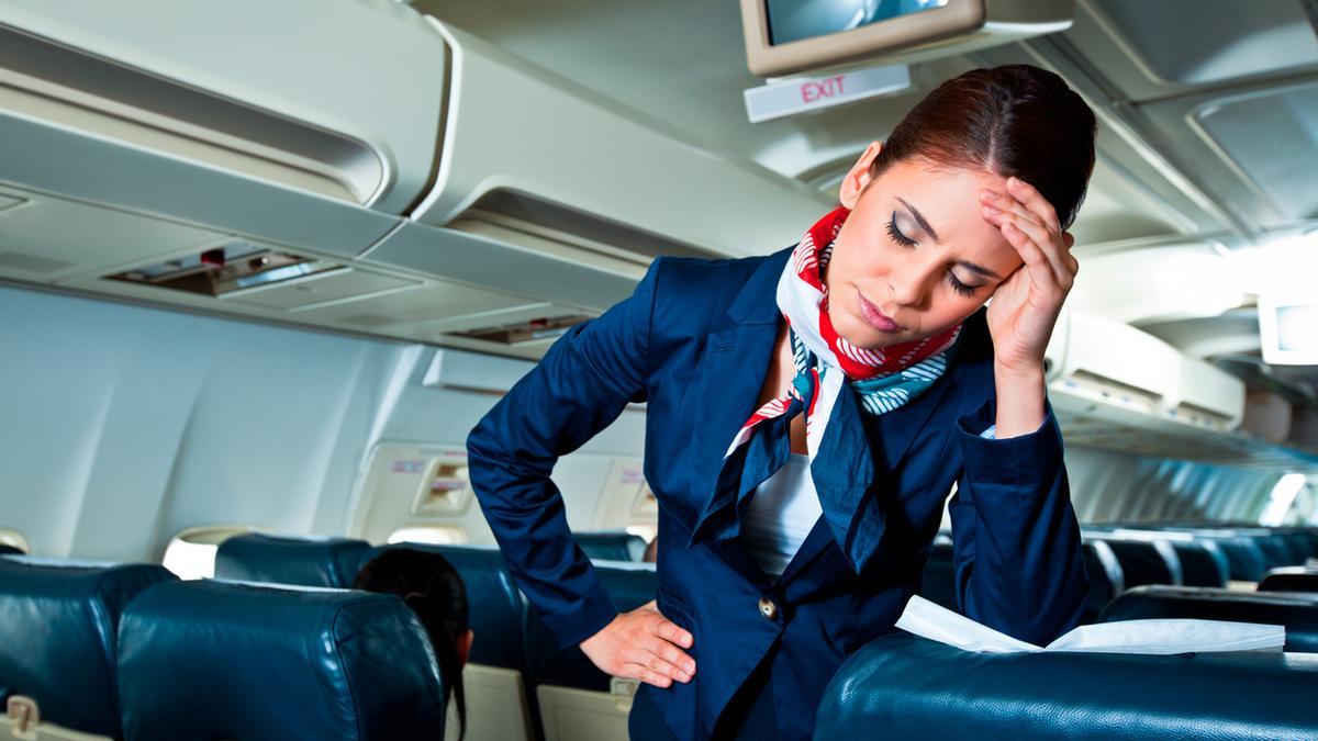 Los trucos de la tripulación del avión para lidiar con viajeros problemáticos