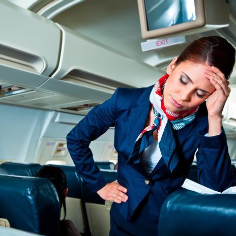 Los trucos de la tripulación del avión para lidiar con viajeros problemáticos