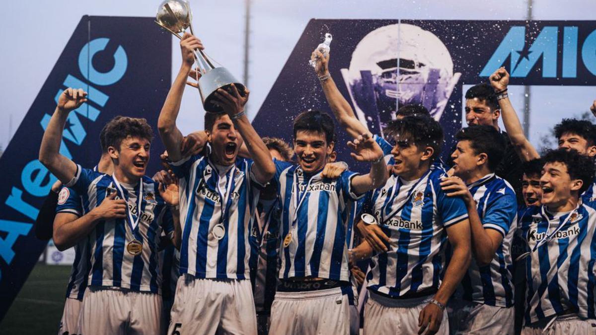 La Reial Societat celebra el títol sub18. | ALBERT GELI/MIC