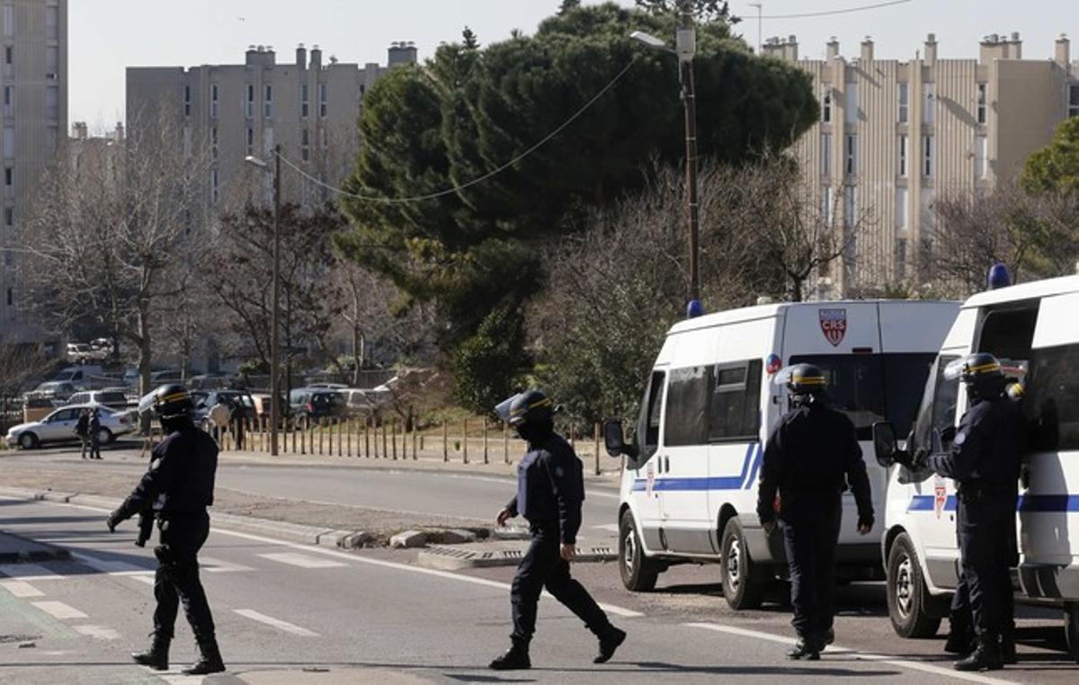 Agents de policia acordonen l’accés al barri de La Castellane, aquest dilluns a Marsella.