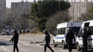 Agents de policia acordonen l’accés al barri de La Castellane, aquest dilluns a Marsella.