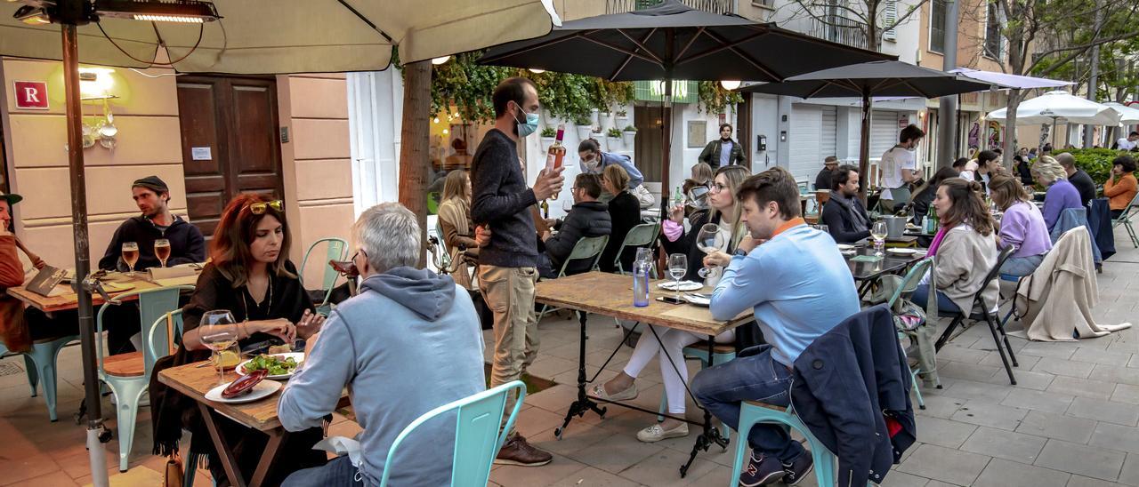 Animación en las terrazas de la calle Fàbrica, en Palma