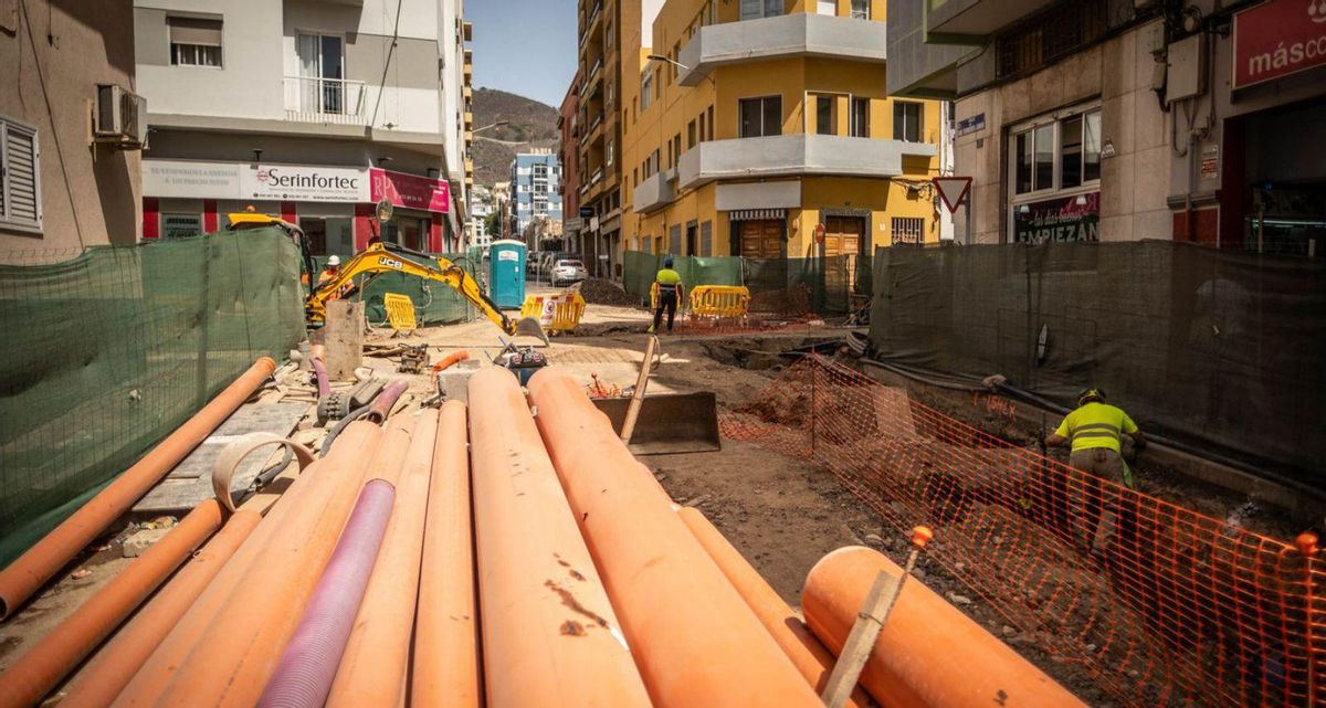 La pasada semana comenzaron los trabajos de la segunda fase de la rehabilitación en la calle de La Rosa. | A. GUTIÉRREZ