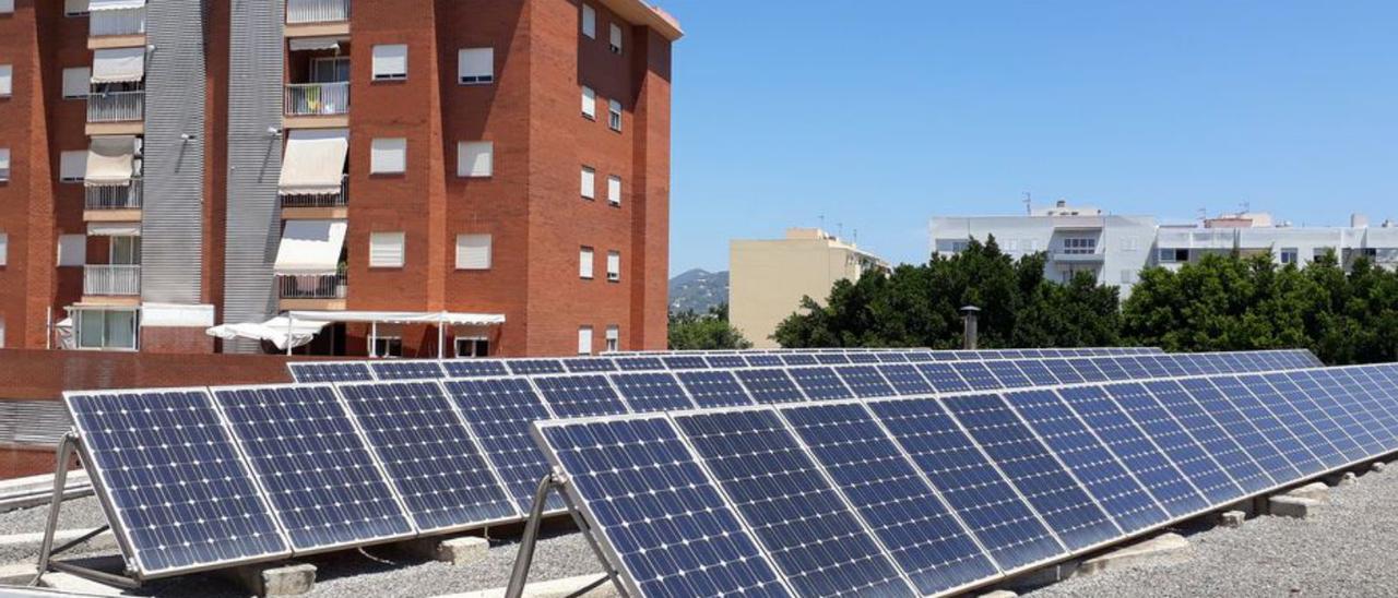 Placas solares en el tejado del CEIP Portal Nou. | D.I.