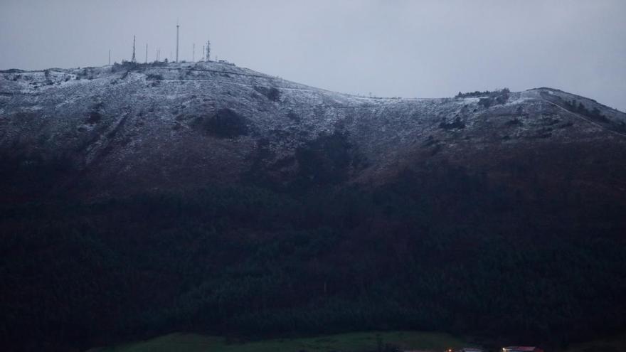 Primeras nieves en El Gorfolí y rachas de viento de hasta 109 kilómetros por hora