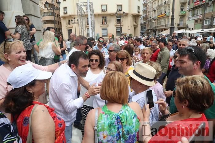 Cientos de personas protestan frente al Ayuntamiento de Cartagena por el pacto entre PP, PSOE y Cs