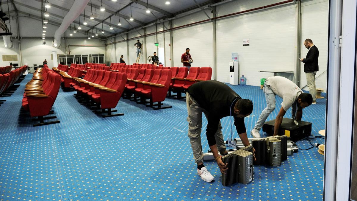 Operarios desmontando instalaciones del COP27