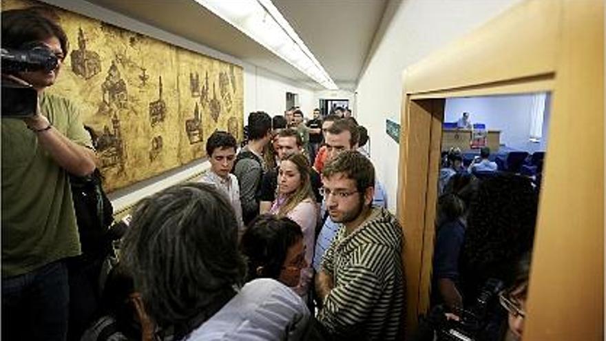 Alumnos y miembros del GAV contrarios al acto esperan a Sastre, sentado dentro del aula, ayer.