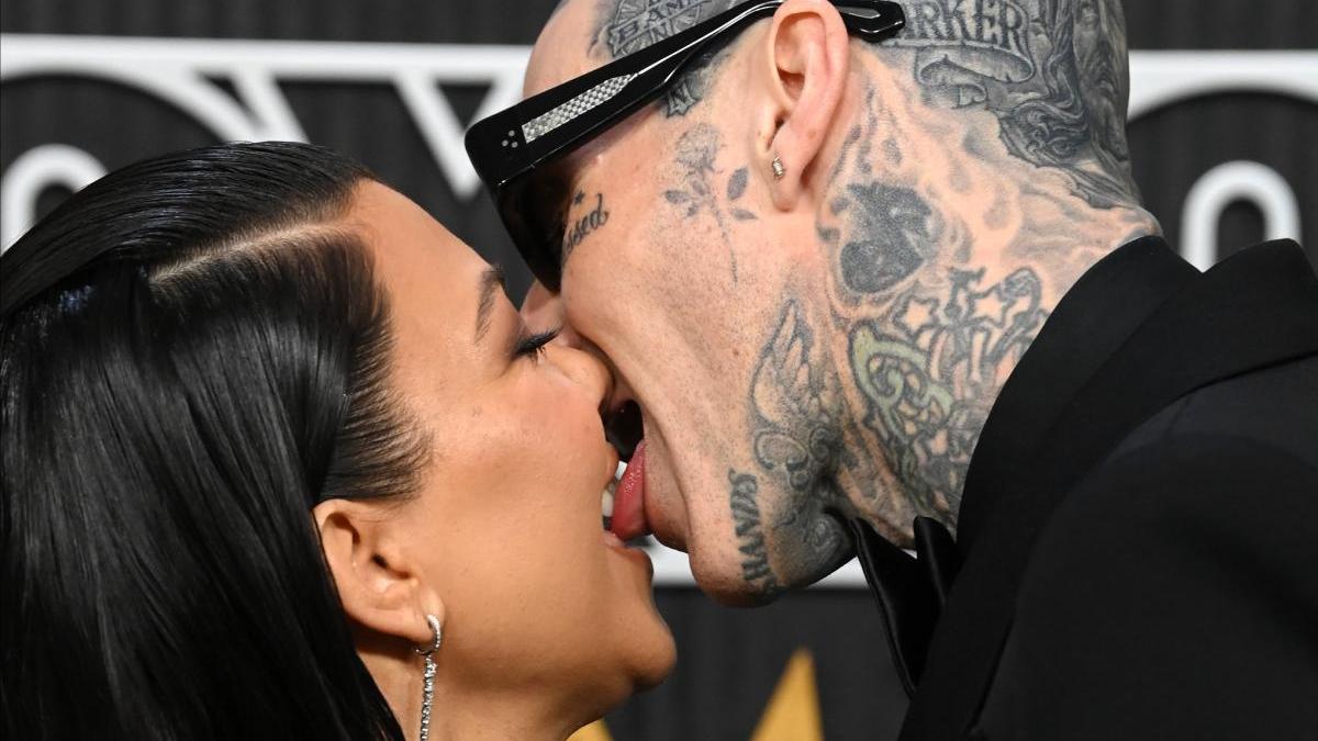 Kourtney Kardashian y Travis Barker se dejan la boca con su morreo en los Emmy 2024