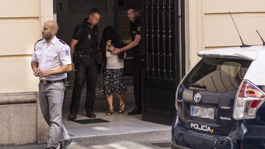 La mujer abandona los juzgados durante el juicio.