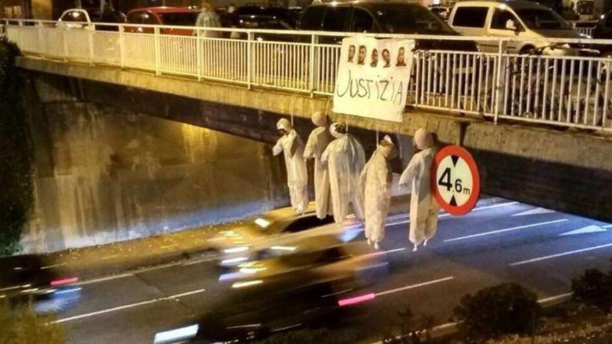 Cinco muñecos con los rostros de los integrantes de &quot;La manada&quot; han aparecido colgados de un puente de Pamplona.