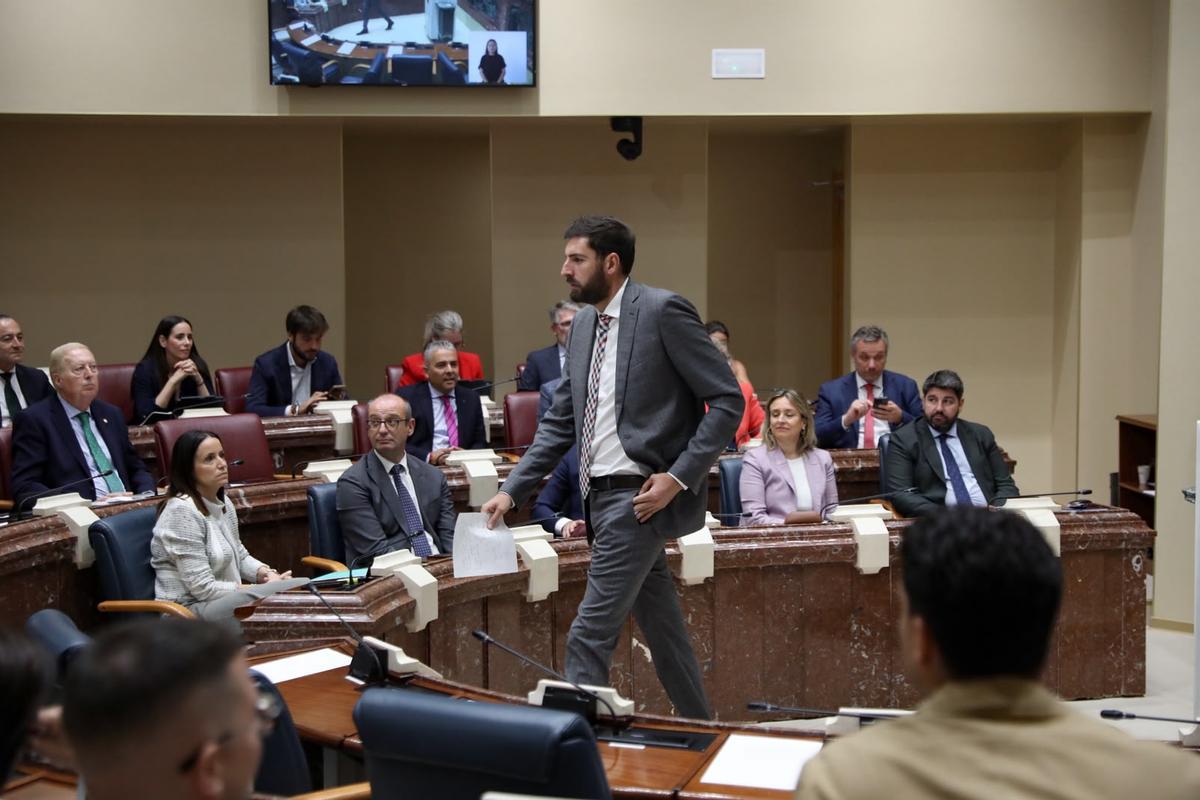 Antelo vuelve a su escaño tras intervenir en el Pleno.